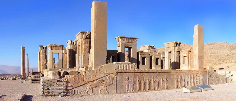 نما رومی ساختمان لوکس با ستونها و سرستونهای سنگی
