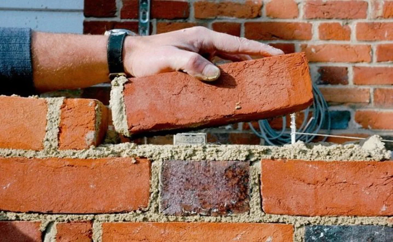 آشنایی با اصول آجرچینی استاندارد، از ملات تا تراز کردن
